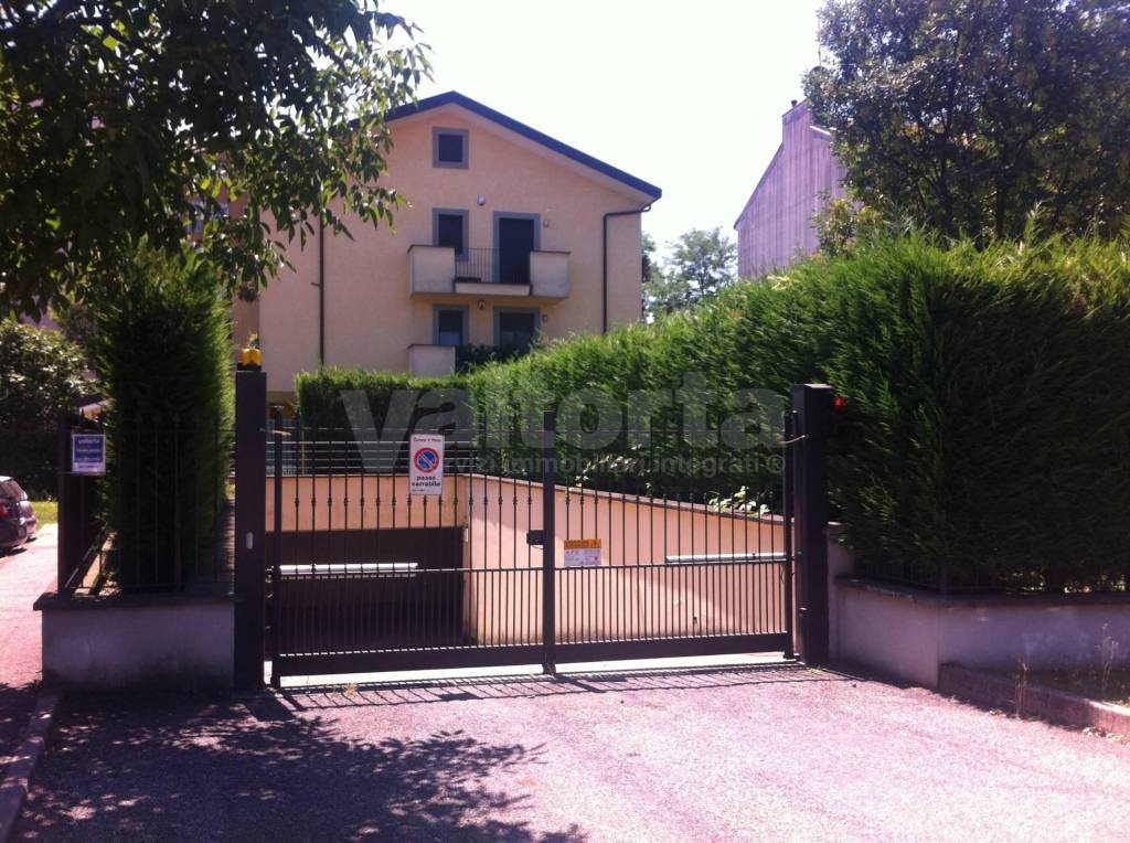 Garage in vendita a Monza via della Birona, 41