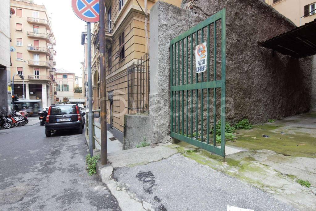 Magazzino in vendita a Genova via Nino Ronco