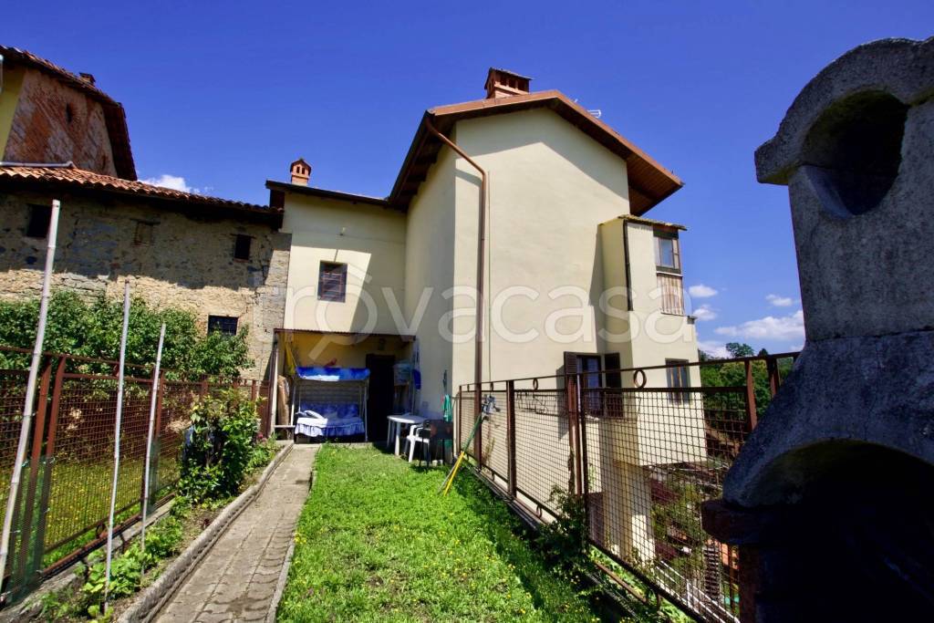 Casa Indipendente in vendita a Strona frazione Cesa, 3