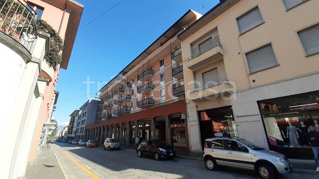 Negozio in affitto a Sondrio via Giuseppe Piazzi, 76A