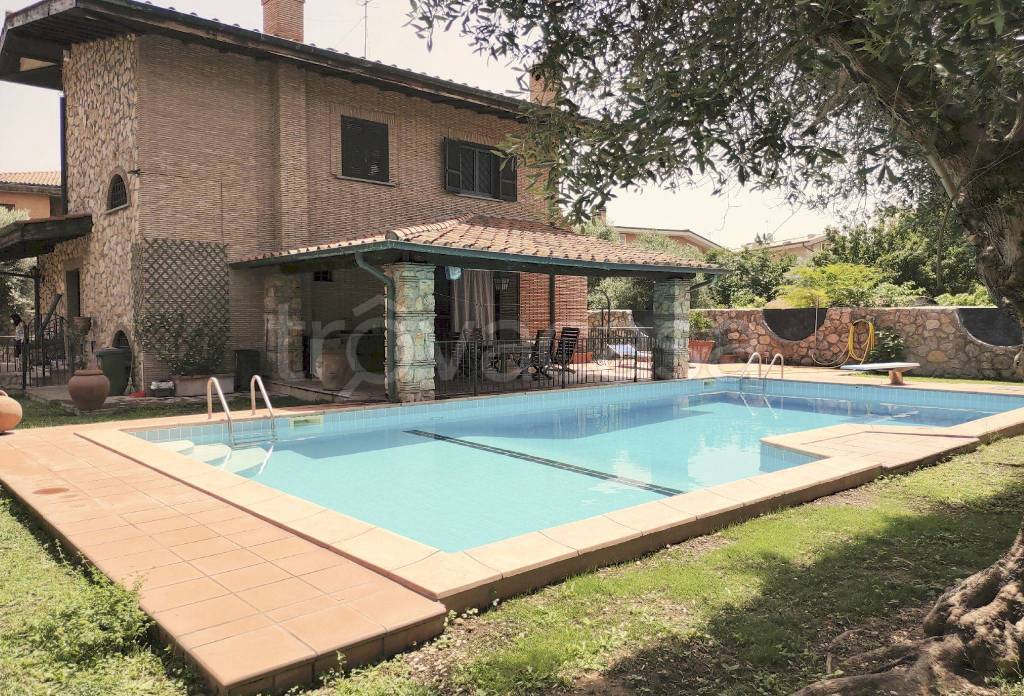 Villa in vendita a Ciampino via Loredano Bizzali