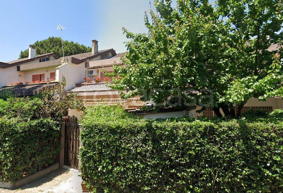 Villa a Schiera in vendita a Santa Marinella via Lago d'Iseo