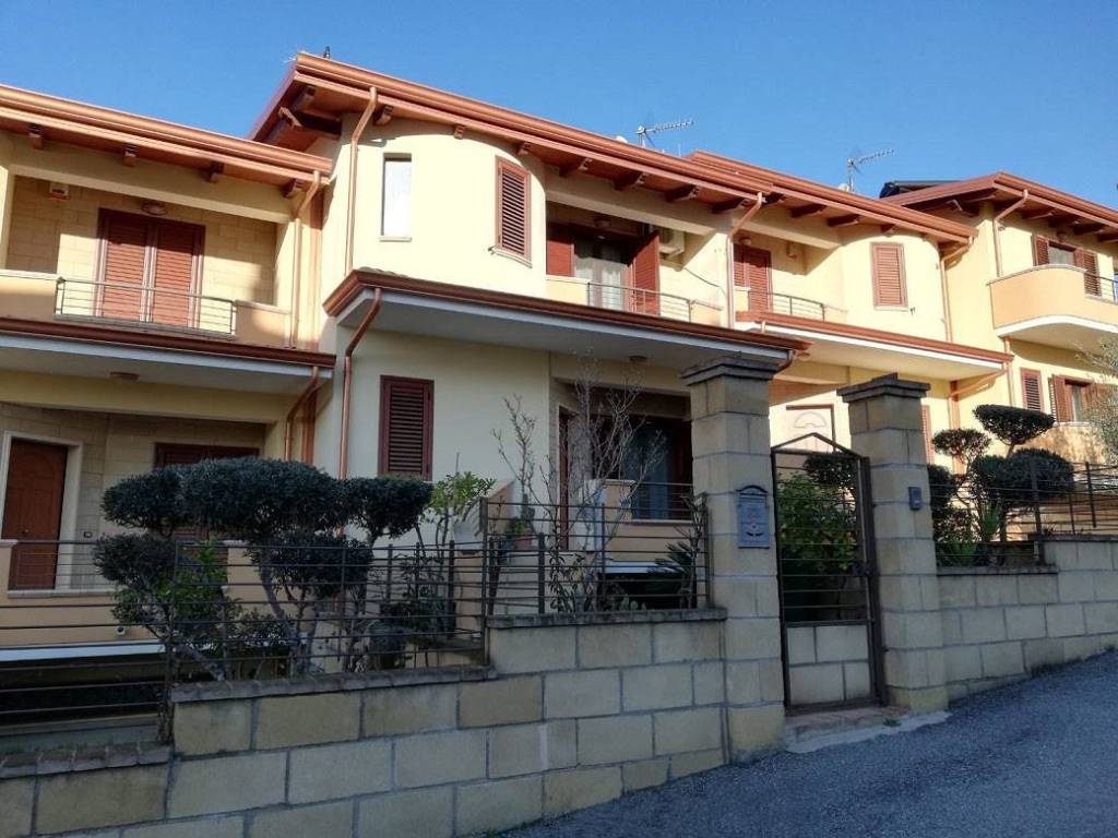 Villa a Schiera in vendita a Rose contrada Petraro
