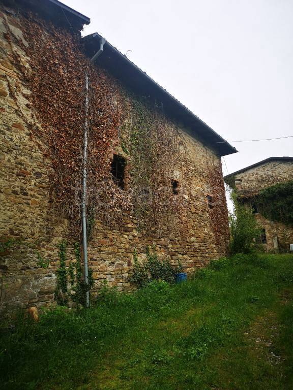 Rustico in vendita a Tizzano Val Parma