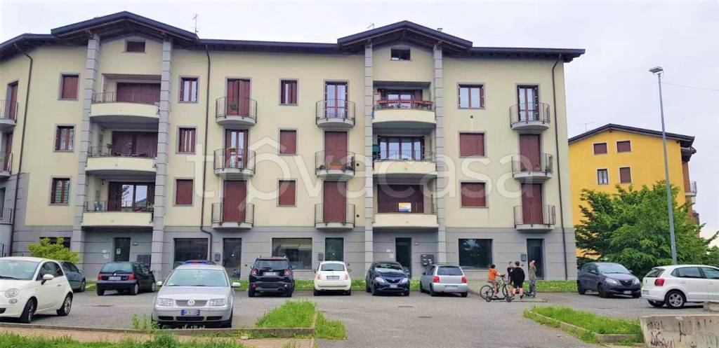 Ufficio in vendita a Besana in Brianza via Ernesto Teodoro Moneta, 24