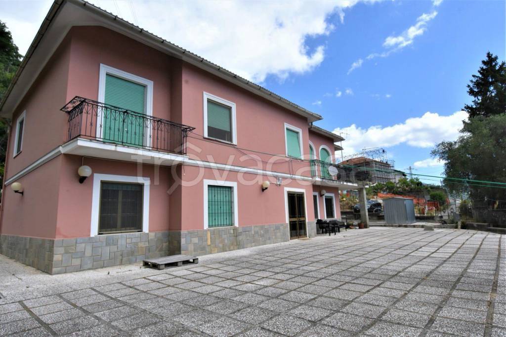 Villa in vendita a Serra Riccò via Giovanni Caminata