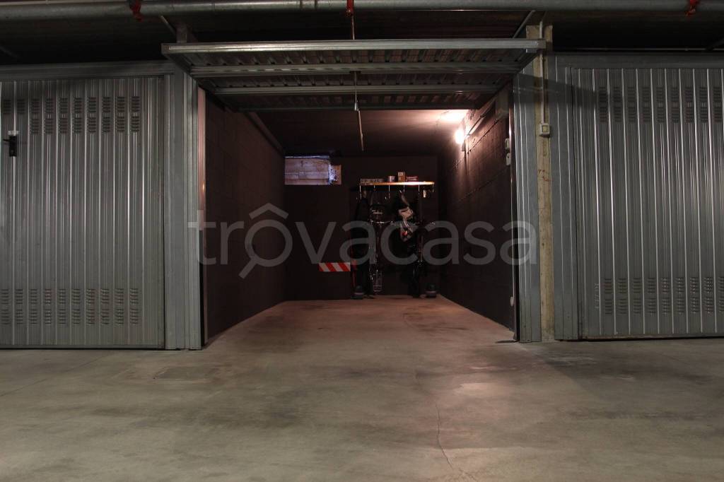Garage in affitto a Seregno via Guglielmo Marconi, 8