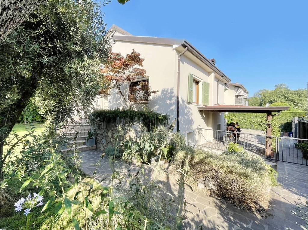Villa in vendita a Desenzano del Garda via Colombera Cent.