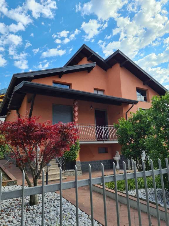 Villa in vendita a Costa Volpino via Rive