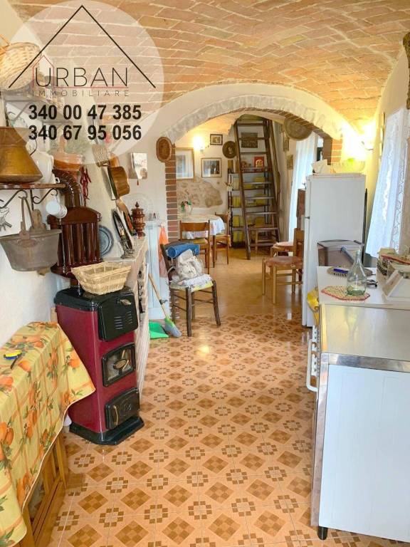 Casa Indipendente in vendita a Castelvecchio Calvisio via Duca degli Abruzzi, 25