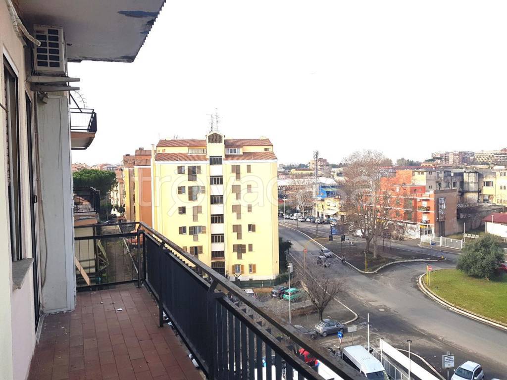 Appartamento in vendita a Roma via Gian Galeazzo Arrivabene,14