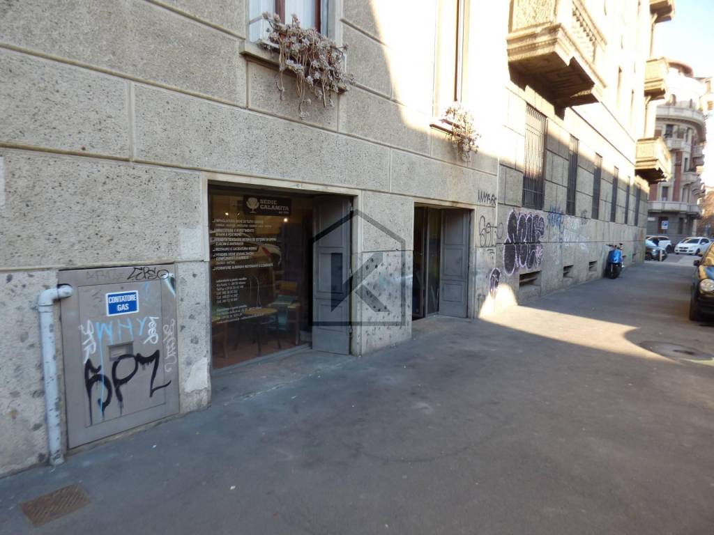 Negozio in vendita a Milano via Renato Fucini
