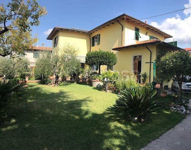 Villa Bifamiliare in vendita a Luni