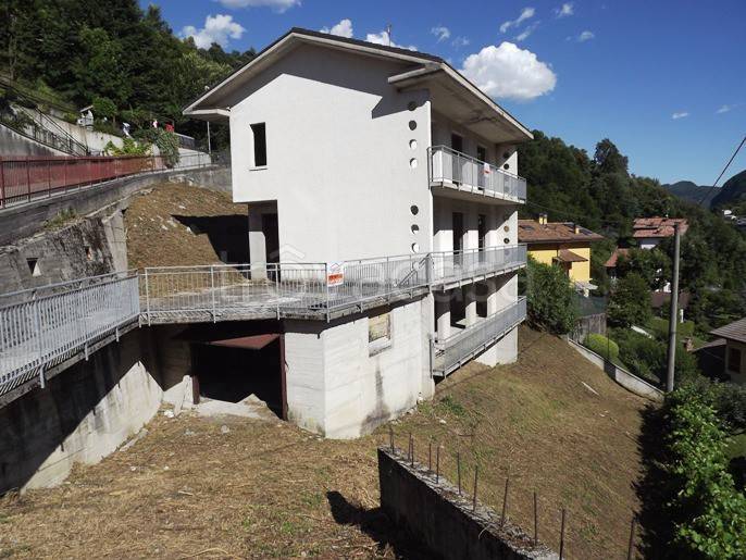 Villa in vendita a Val Brembilla via Capodato