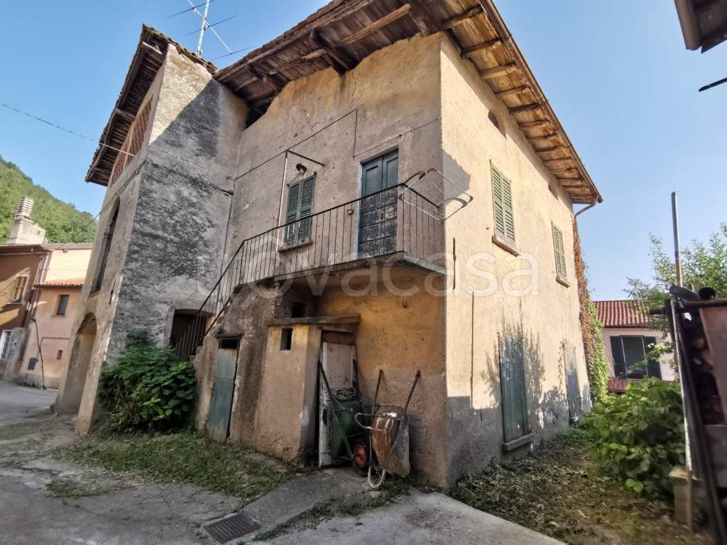 Casa Indipendente in vendita a Castello di Brianza via Fontana