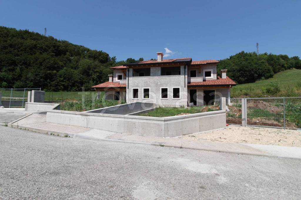 Villa Bifamiliare in vendita a Trissino via Pianacattiva Bassa