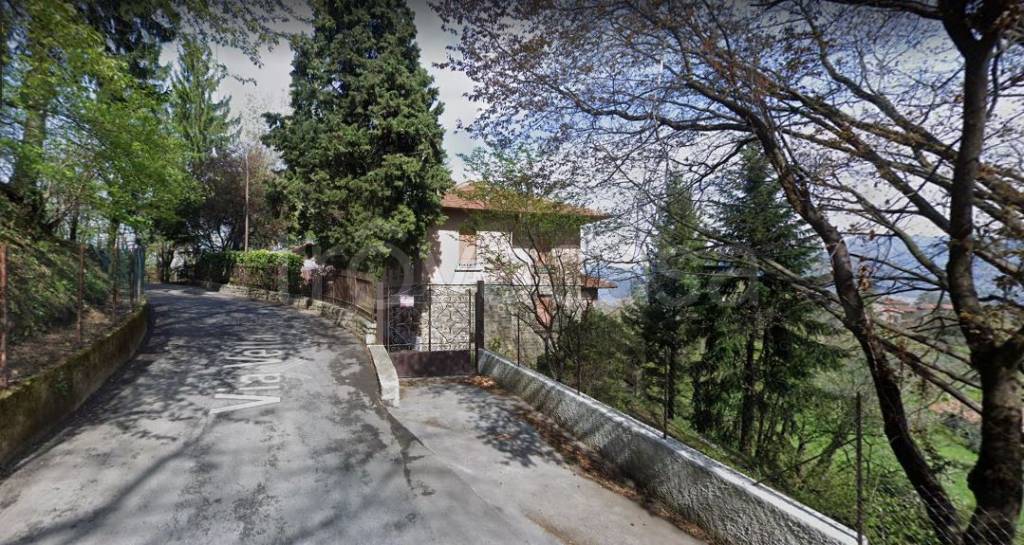 Villa in vendita a Bergamo via Vetta