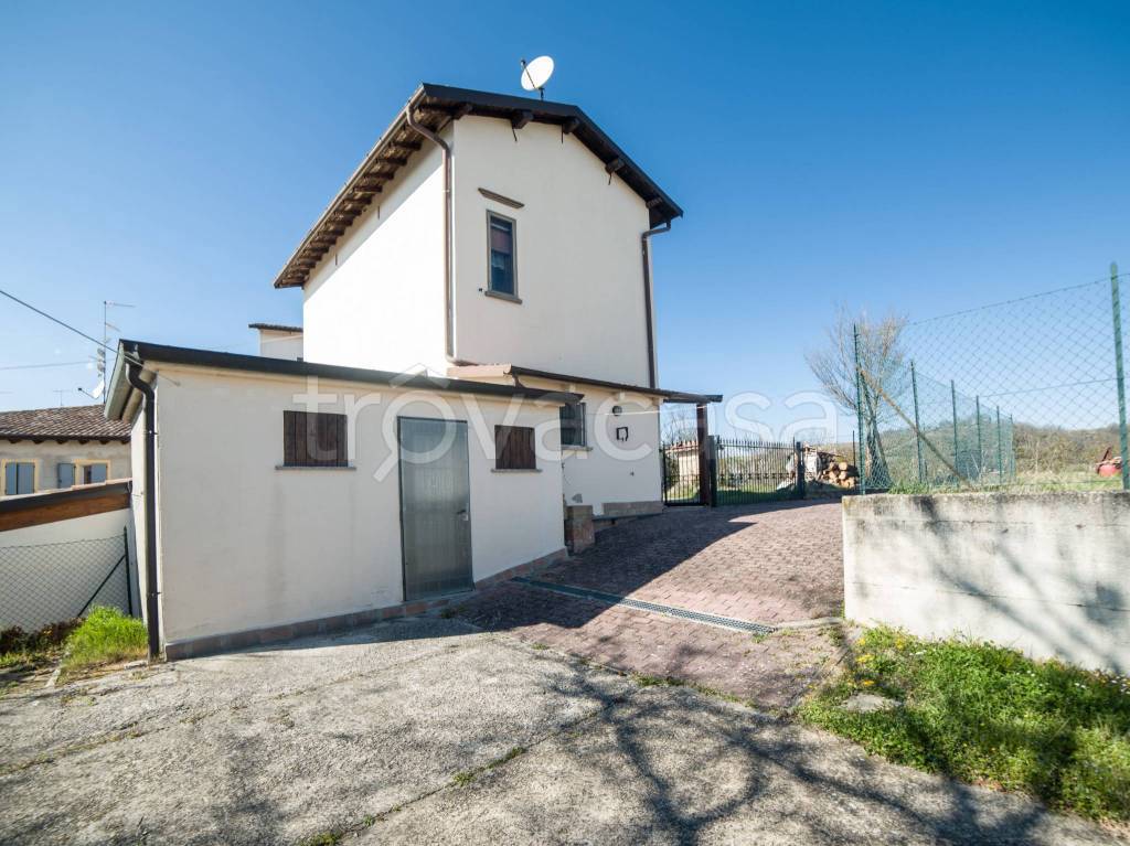 Villa in vendita a Viano via Mizzone Di Sopra