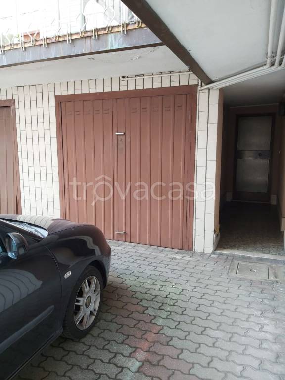 Garage in vendita a Rho via Umberto Pace, 85