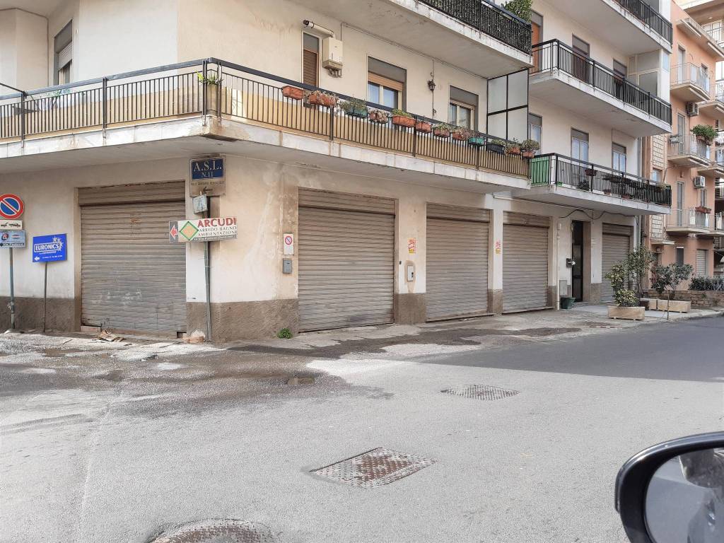 Magazzino in vendita a Reggio di Calabria via Gebbione, 150