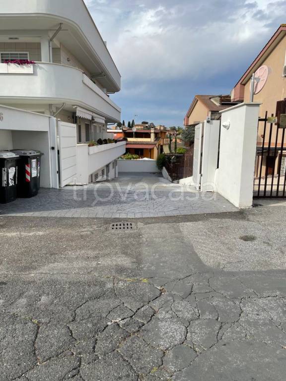 Garage in vendita a Roma via Minerbio, 76