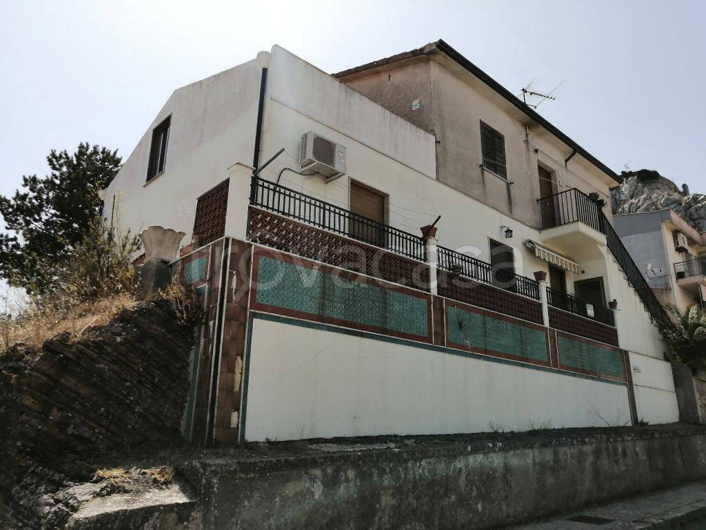 Appartamento in in vendita da privato a Sclafani Bagni rione Sant'Antonio, 6