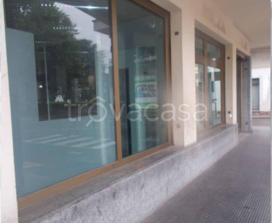 Filiale Bancaria in vendita a Taino piazza Pajetta 9