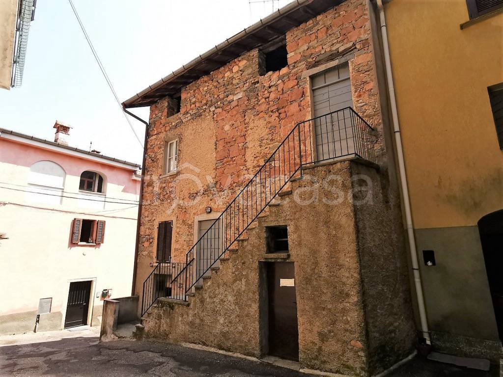 Casa Indipendente in vendita a Cuasso al Monte via Scampini, 40