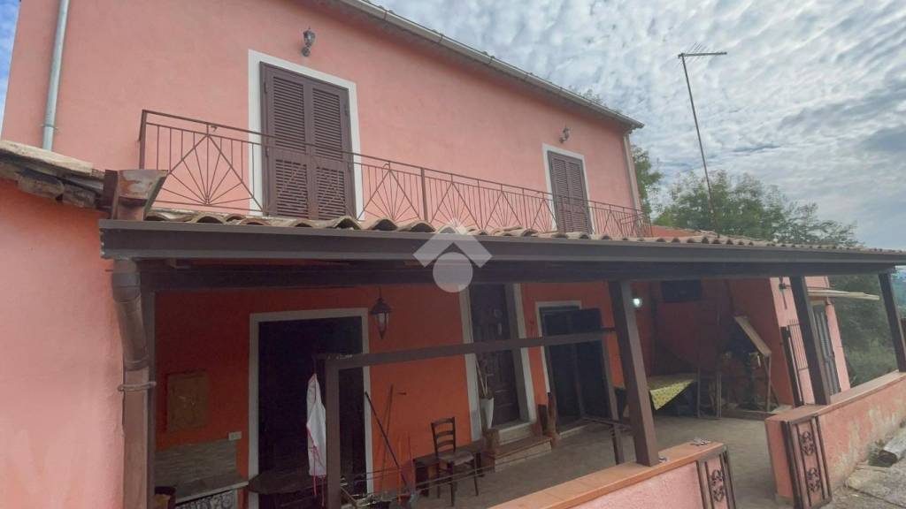 Casa Indipendente in vendita a Castelvetere sul Calore via Strada Provinciale 160