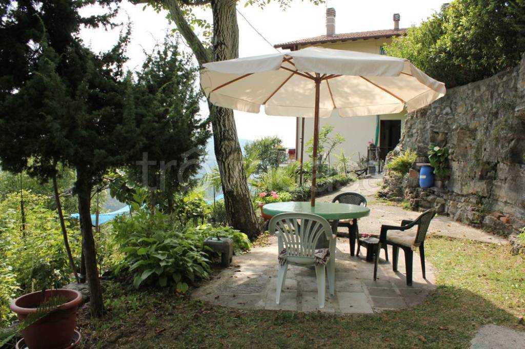 Villa Bifamiliare in in vendita da privato a Ponna via Monte Tellero