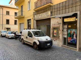 Negozio in affitto a viterbo via orologio vecchio