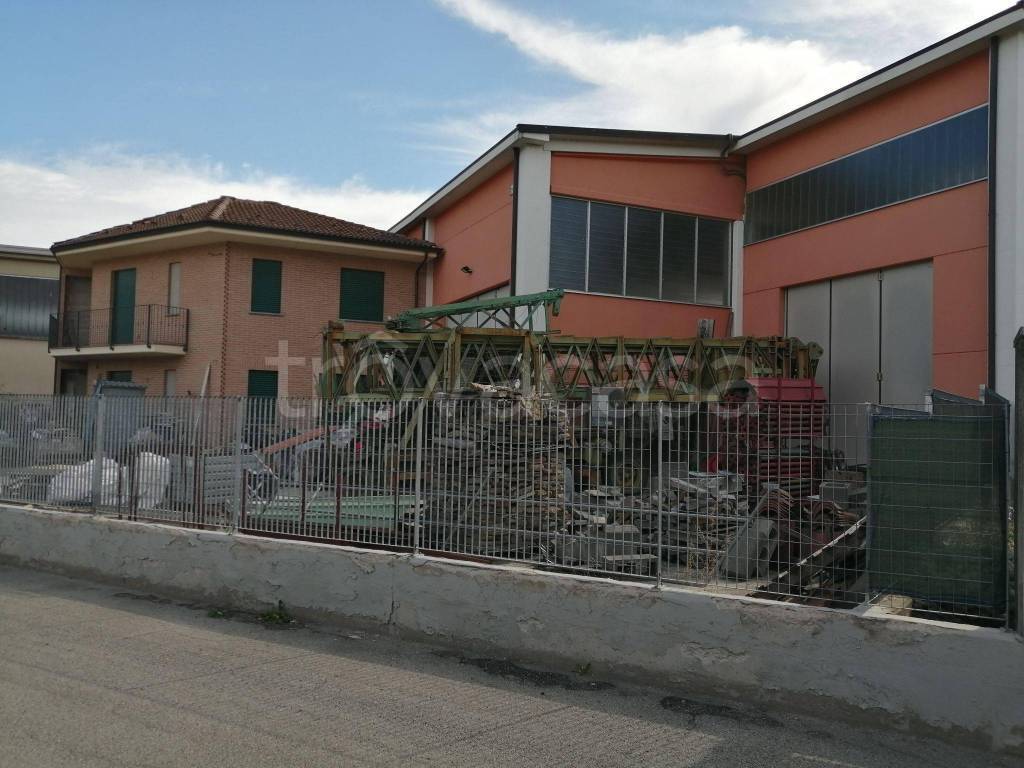 Capannone Industriale in in vendita da privato a Sanfrè via g. Arpino