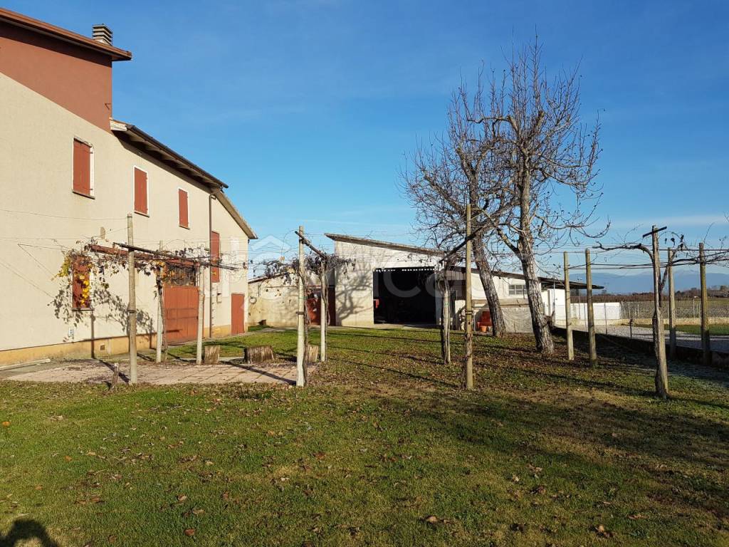Casa Indipendente in vendita a Volpago del Montello via lavaio