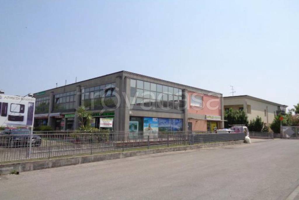 Ufficio in vendita a Manerba del Garda via Vittorio Gassman,41