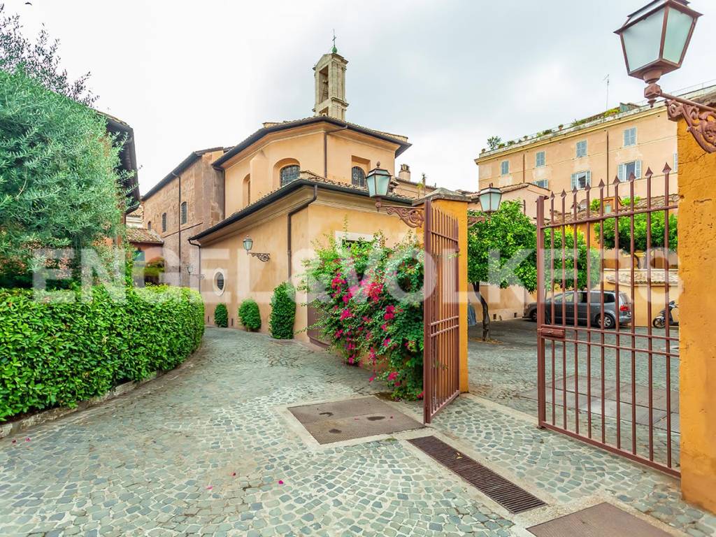 Appartamento in vendita a Roma via di San Giovanni Decollato