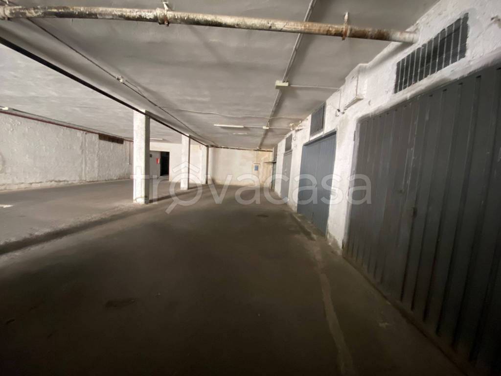 Garage in affitto a Caserta viale Abramo Lincoln, 172
