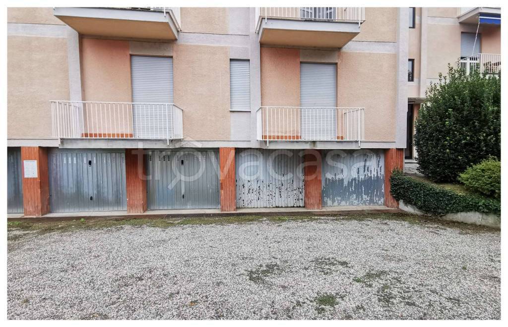 Garage in vendita ad Arona via Guglielmo Usellini, 12