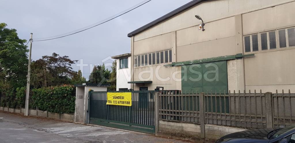 Capannone Industriale in in vendita da privato a Cassano Magnago via Vitruvio Pollione, 23
