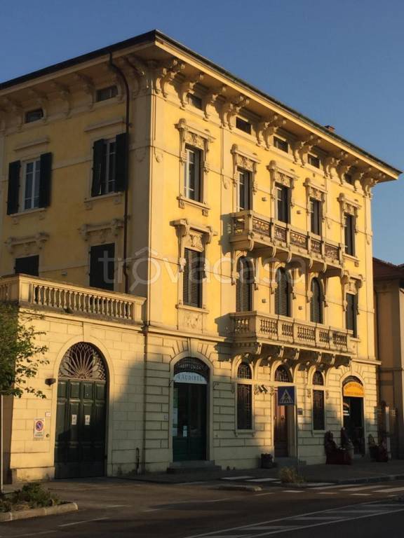 Intero Stabile in affitto a Lucca viale Castruccio Castracani, 34