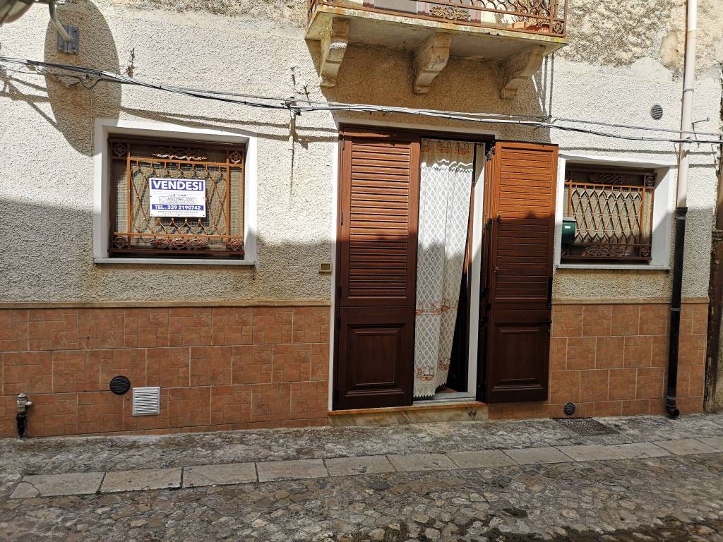 Casa Indipendente in vendita a Palazzo Adriano via Nino Bixio, 14