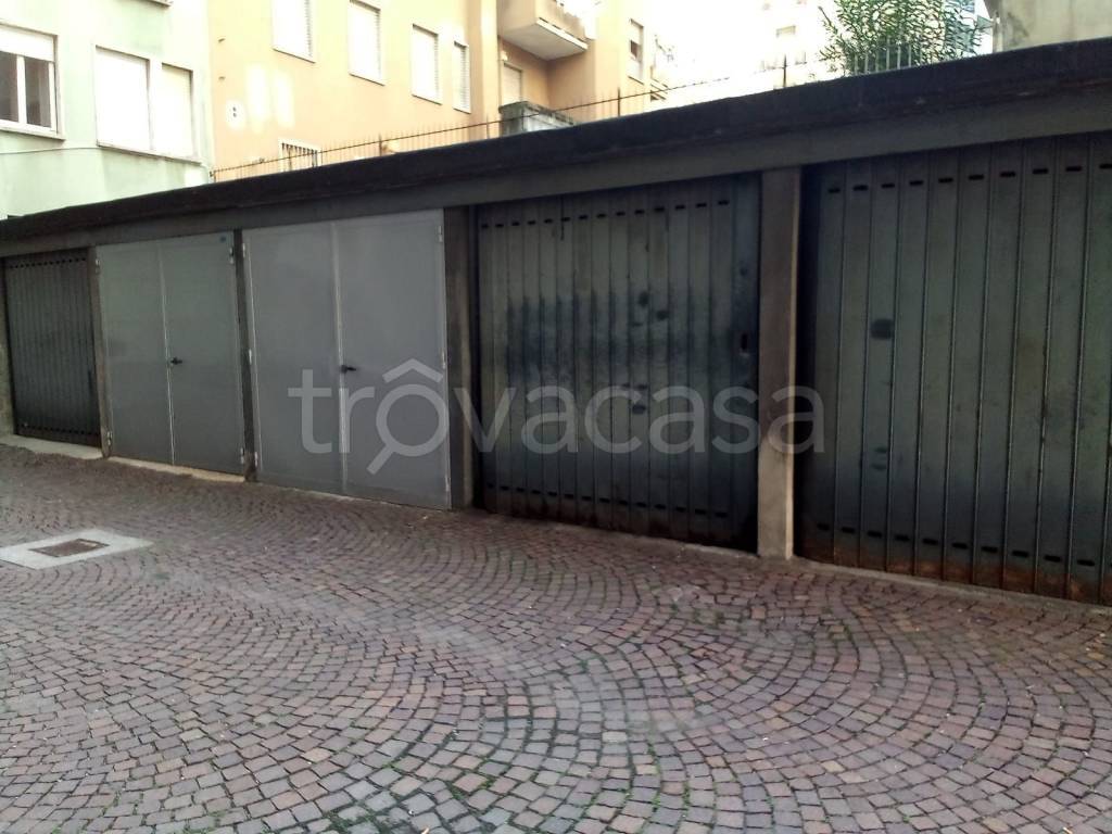 Garage in affitto a Milano via Andrea Costa, 31