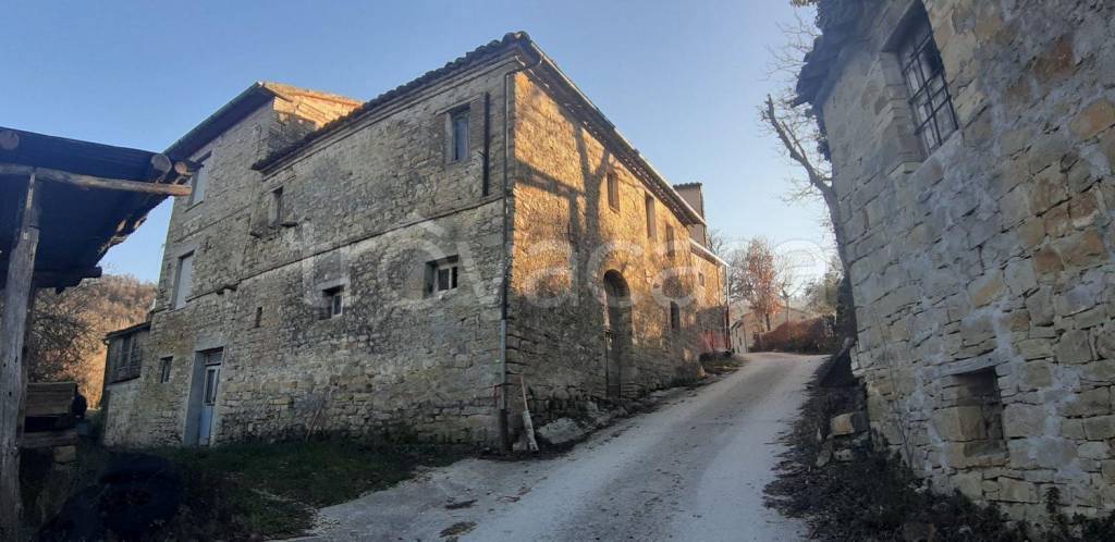 Colonica in vendita a Penna San Giovanni contrada Fosse