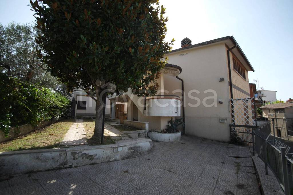 Villa in vendita a Monteleone Sabino piazza San Giovanni