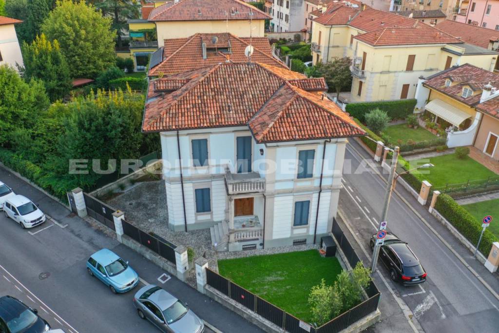 Villa in vendita a Brescia via Leopardi, 37