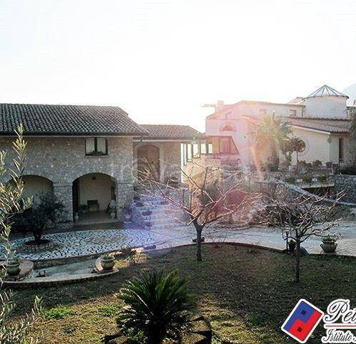 Villa in vendita a Lenola via Xxiv Maggio 15