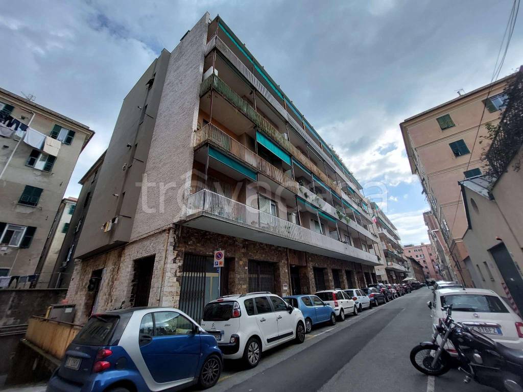 Magazzino in vendita a Genova via Monterotondo