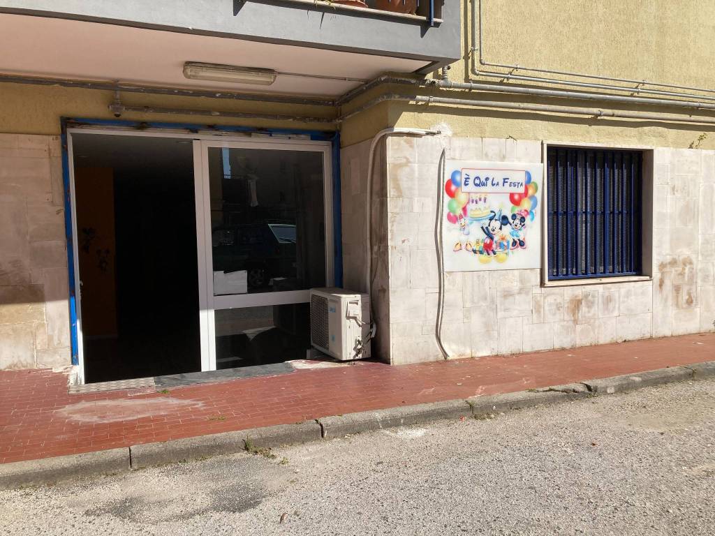 Magazzino in vendita a Pozzuoli via Raimondo Annecchino