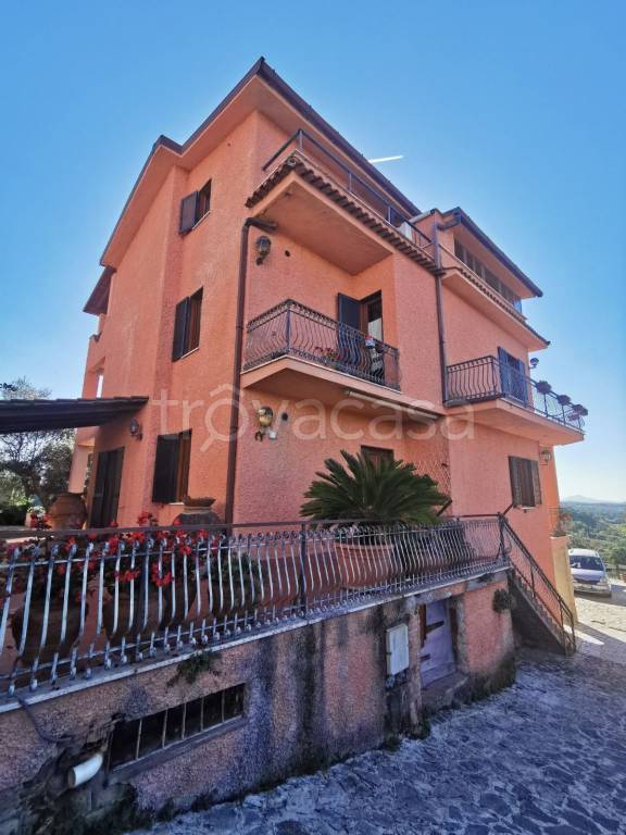 Intero Stabile in in vendita da privato a Fara in Sabina via Col di Lana, 32