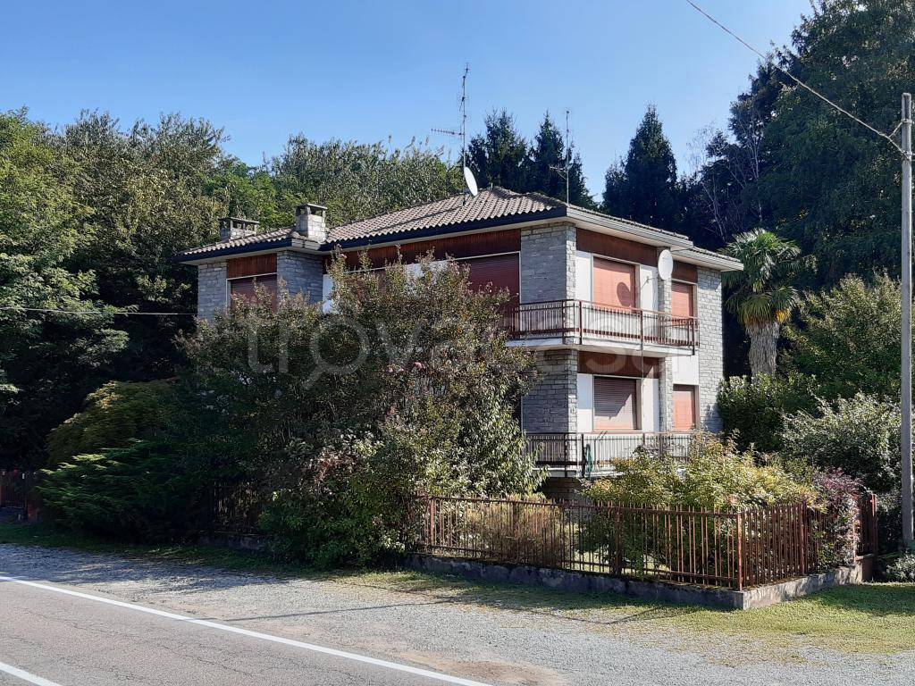 Villa Bifamiliare in vendita a Ispra via Giosuè Carducci, 392