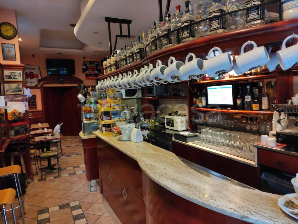 Bar in in vendita da privato a Milano via Lorenteggio, 124